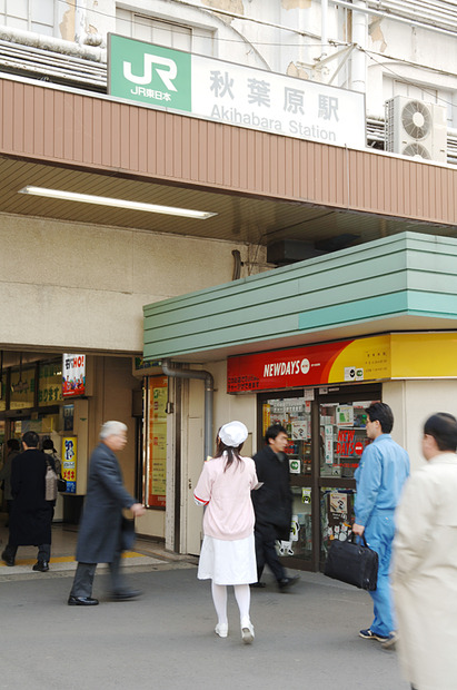 　JR秋葉原駅前の電気街口にナース姿のメガネ娘たちが出現し、DTIのTEPCOひかり入会キャンペーンをPR中。実施期間は2月6日から12日まで。