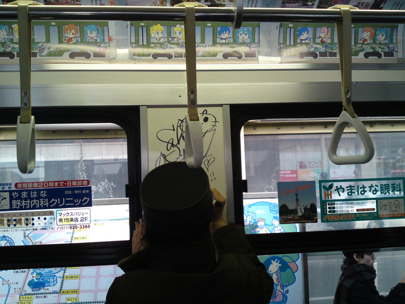 札幌市内の路面電車が 雪ミク 仕様に 車内アナウンスは藤田咲 6枚目の写真 画像 Rbb Today