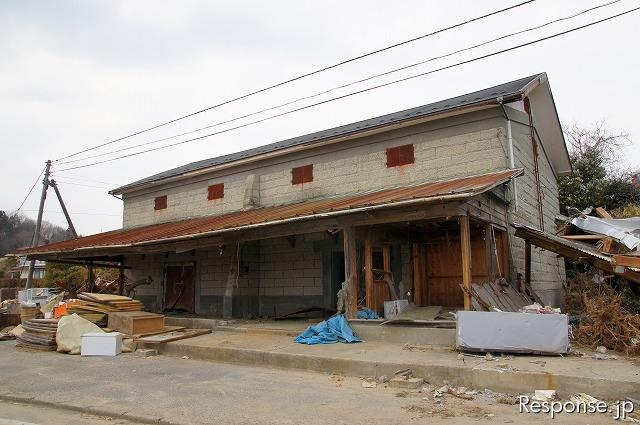 東日本大震災 津波は高台まで押し寄せ、室内には大きな魚が 東日本大震災 津波は高台まで押し寄せ、室内には大きな魚が