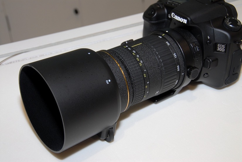 トキナーの80-400mmはテレ端でF5.6ではあるがこのように非常にコンパクト。レンズフードの根本にあるダイヤルはPLフィルタを回すためのものだ