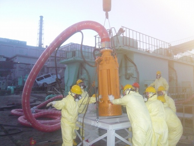 水中ポンプ設置作業の状況（3月17日撮影）