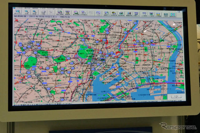 東京地区のVICS情報をリアルタイムで表示するモニターも置かれた