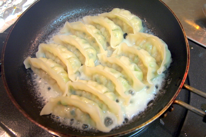 タレの準備が一通りすんだら、ギョーザを焼きます