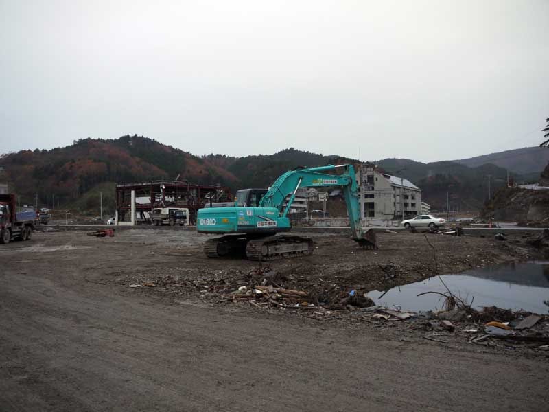 女川町の現在。女川港に残ってる建物を壊して、運んでいる。