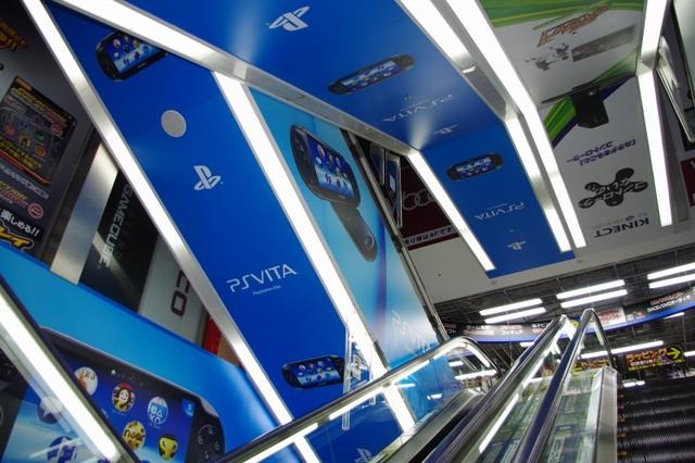 PSVita発売日、ヨドバシアキバは300人を超える行列発生 ― SCEハウス社長・平井会長も登場  