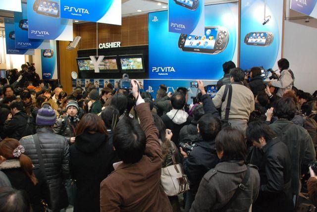 PlayStationVita、渋谷のカウントダウンイベントではSCEハウス社長・平井会長が訪れ本体を手渡し2  