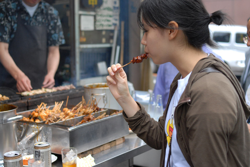 立ち食いの焼き鳥。うめー