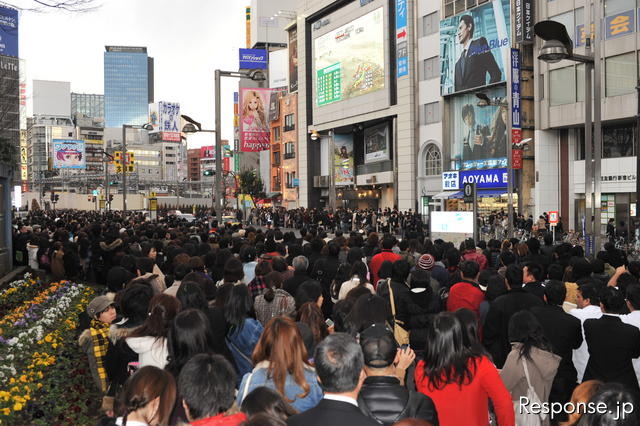 3月11日、ターミナル駅周辺には、地震情報を求める人たちであふれた