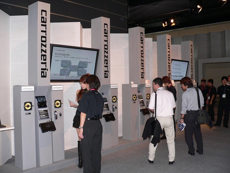 　CEATEC JAPAN 2006のパイオニアブースでは、カーオーディオやカーナビなどクルマ関連の製品が多く並べられている。