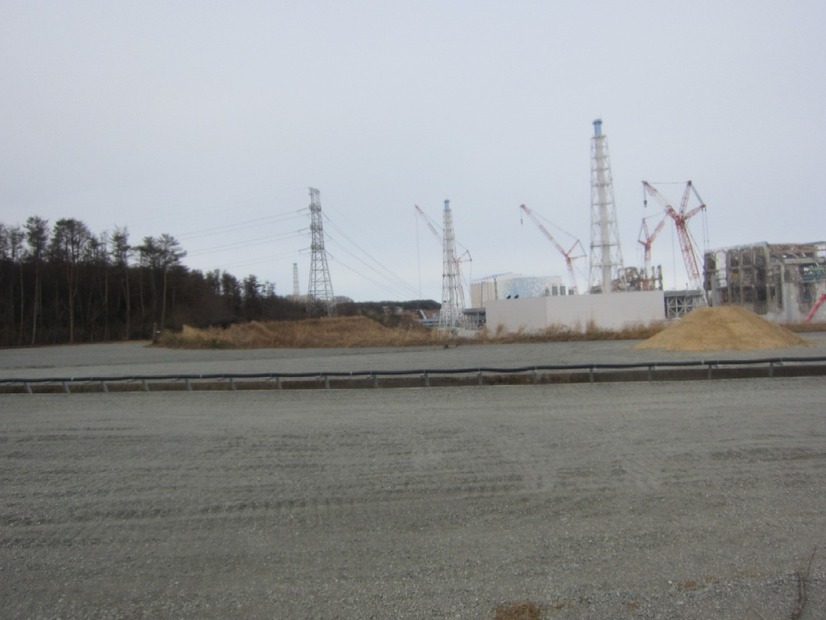 4号機南側高台より原子炉建屋を臨む（1月9日撮影）