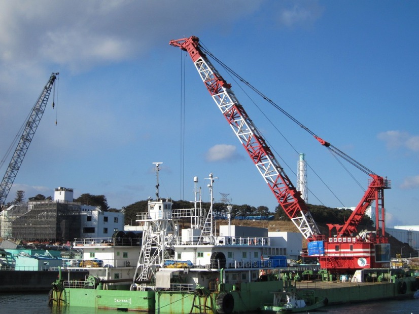 起重機船による支障物撤去作業（1月14日撮影）