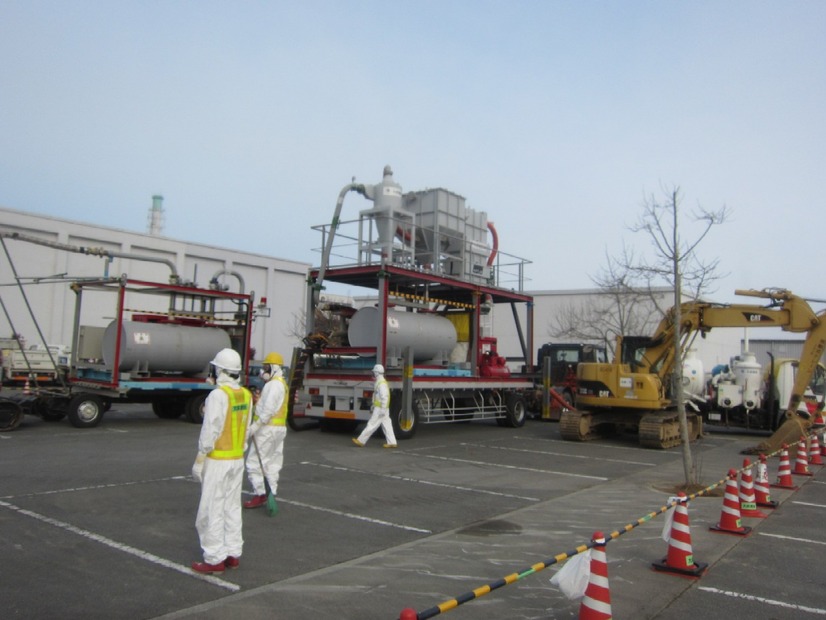 免震重要棟駐車場 ダスト・小ガレキ集じん作業（1月9日撮影）