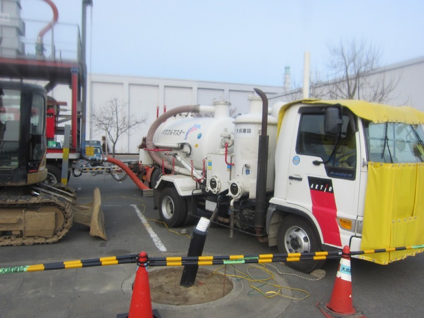 免震重要棟駐車場 ダスト・小ガレキ集じん作業（1月9日撮影）