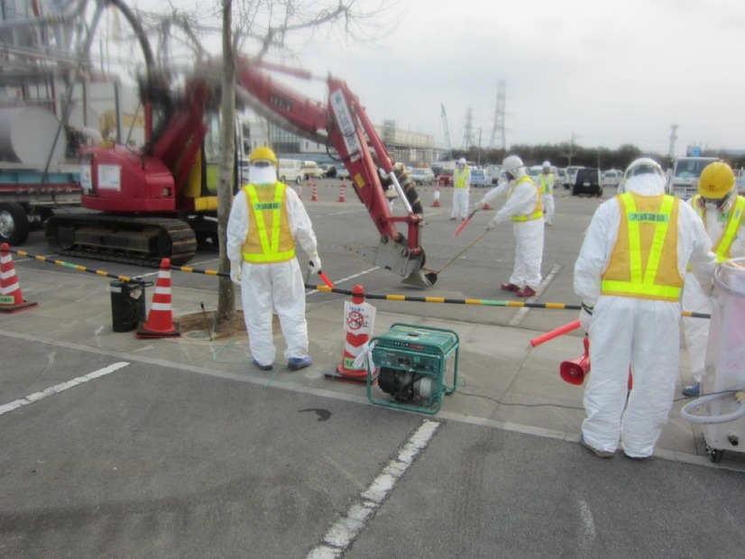 免震重要棟駐車場 ダスト・小ガレキ集じん作業（1月9日撮影）