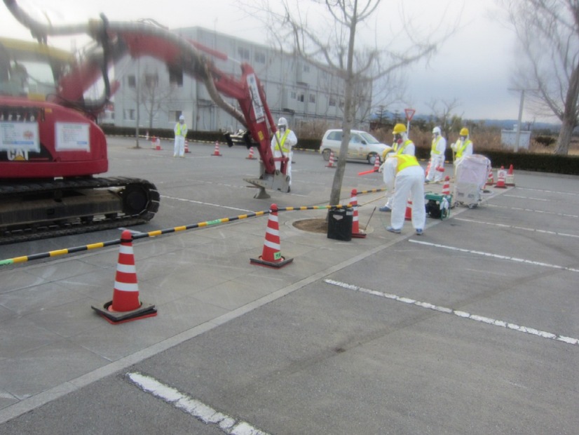 免震重要棟駐車場 ダスト・小ガレキ集じん作業（1月9日撮影）