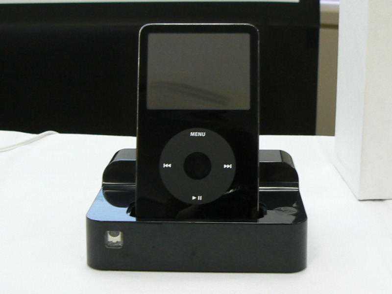 Wireless Dock for iPodにiPodを装着した様子