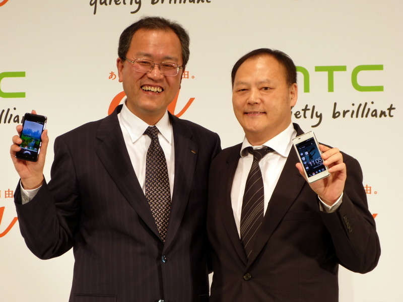 KDDIの田中孝司社長（左）とHTCのPeter Chou（ピーター・チョウ）CEO