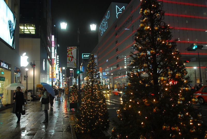 今週はクリスマス企画で行こう、となりました。当方も若い女子。でも、クリスマスの朝の、燃えたぎるような熱情が消え失せた身としては、やや盛り上がりを欠けてます。こんなではいけない！クリスマス一色の街に飛び出して感化されてこよう！