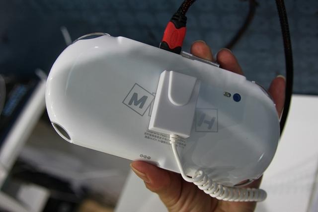 【China Joy 2012】PSVitaそっくりな3G搭載携帯ゲーム機「MUCH」を発見 