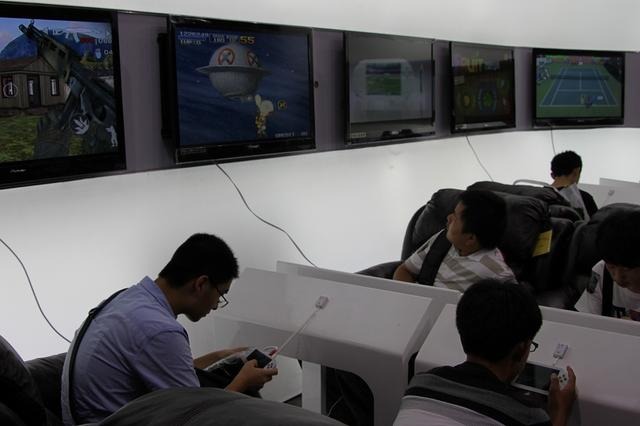 【China Joy 2012】PSVitaそっくりな3G搭載携帯ゲーム機「MUCH」を発見 