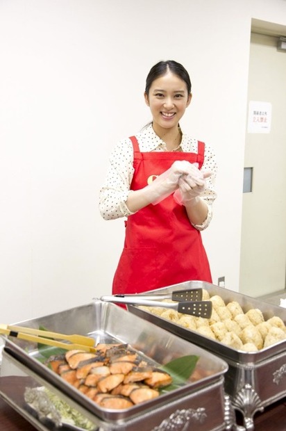 セットチェンジの間、休憩となった武井はスタッフのために夜食作りを手伝った（ロッテのガーナチョコ＆クッキーサンドCM撮影）。