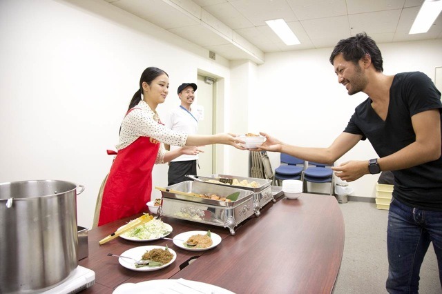 セットチェンジの間、休憩となった武井はスタッフのために夜食作りを手伝った（ロッテのガーナチョコ＆クッキーサンドCM撮影）。