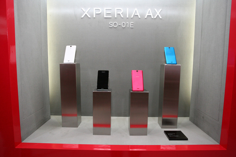 「Xperia V」の日本向けモデル「Xperia AX SO-01E」。