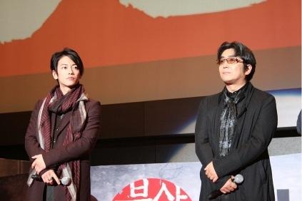 釜山国際映画祭にて。左：佐藤健さん、右：大友啓史監督