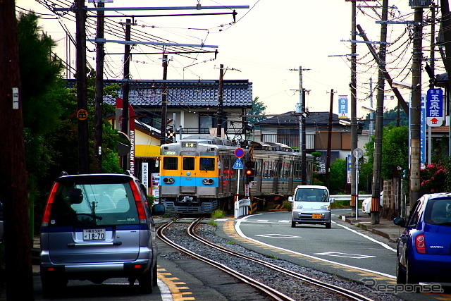 もと都営地下鉄三田線の6000形が熊本電鉄の（道路）併用区間をゆく