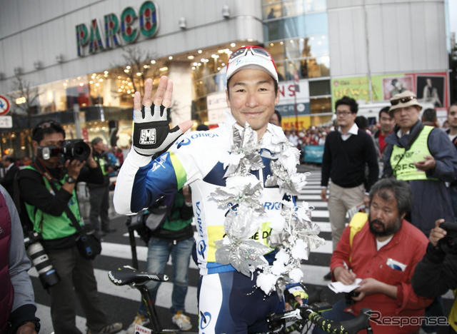 【ジャパンカップ12】大観衆3万8000人の前で疾走…クリテリウム［写真蔵］