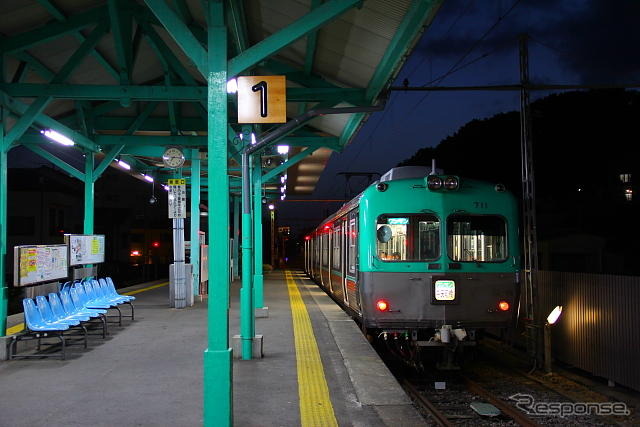 西桐生駅に停車する上毛電鉄700型