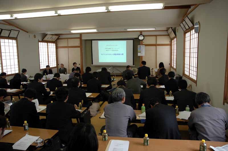 関係者でいっぱいになった会場。公民館の会合という雰囲気で、都内で行なわれる会見とはひと味違った雰囲気