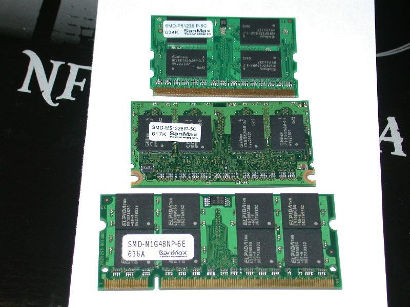 写真は全てDDR2対応の製品。上からDDR2 Micro-DIMM（172pin）／DDR2 Micro-DIMM（214pin）／DDR2 SO-DIMM（200pin）。今回価格調査の対象としたのはPanasonic／Let's noteシリーズを除く、ほぼ主要メーカー現行モデルが採用するDDR2 SO-DIMM（200pin）だ