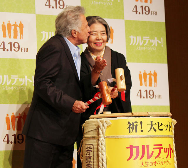 ダスティン・ホフマンから感激のキス受ける樹木希林／『カルテット！人生のオペラハウス』来日会見