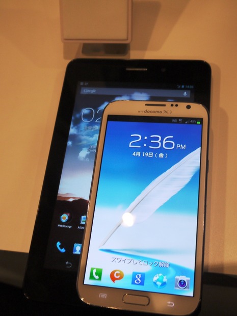 GALAXY Note II(上)と比べるとやはり大きい