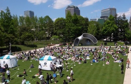 屋外図書館が東京ミッドタウン芝生広場でスタート