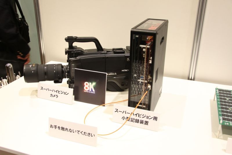 現状ではメモリレコーダーの部分でこの大きさだが、カメラに組み込めるサイズ・消費電力を目指す