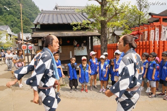 突然、2人の町人がやってきて喧嘩が始まる