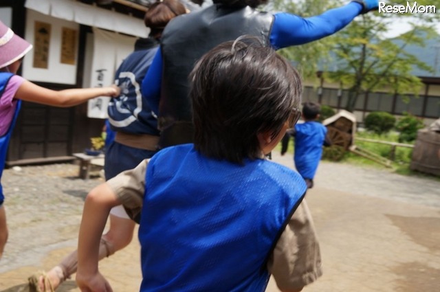 江戸の町を走り回る黎くん