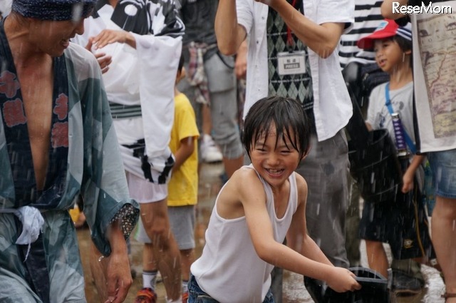 神輿の担ぎ手に水をかけて涼をとる”水掛神輿”に参加した黎くん