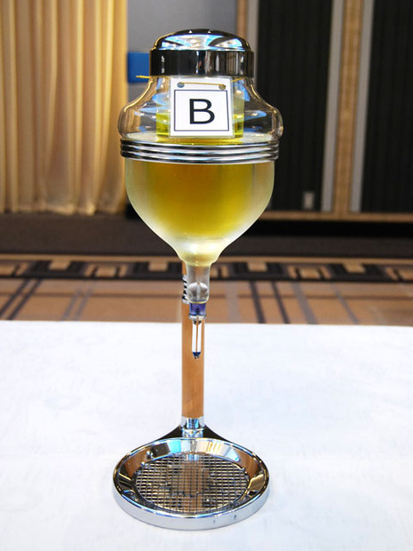 フラスコを逆さにしたような、上部が黄色になっている器具から少量の酒を汲んで味を見ます。