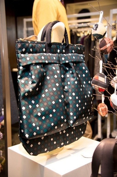 「マルニ」×「ポーター」ヘルメットバッグ(展示のみ。2014年1月中旬発売予定)