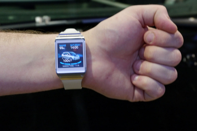 「GALAXY Gear」は腕同型サイズと何ら変わらないサイズ