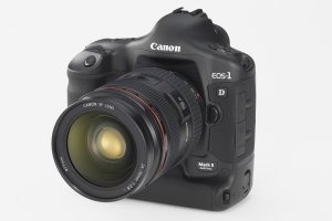 　キヤノンのプロ向けデジタル一眼レフカメラ「EOS-1D Mark II」が「TIPA ベストプロフェッショナルデジタル一眼レフカメラ」を、普及価格帯デジタル一眼レフカメラ「EOS 300D（国内名称：EOS Kiss Digital）」が「TIPA ブレークスルーアワード」を受賞した。