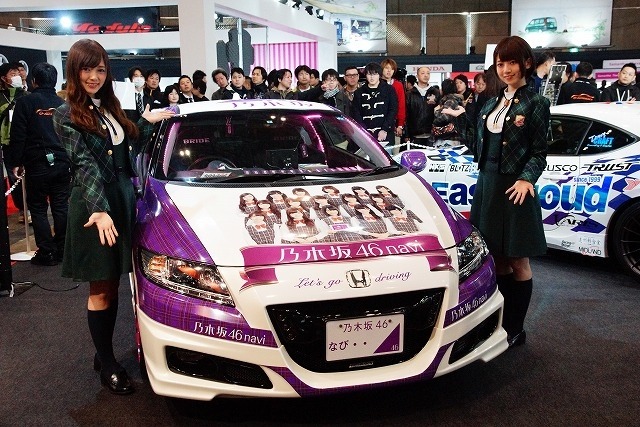 『乃木坂46 navi CR-Z』の前でポーズを撮る白石麻衣さん（左）と、橋本奈々未さん（右）。