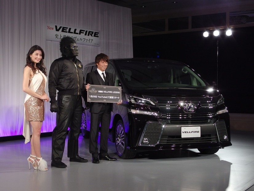 VELLFIRE LEGENDプロジェクト記者会見。向かって右から田村、VELLFIREスピリッツの化身“G”、ゲストの橋本マナミ