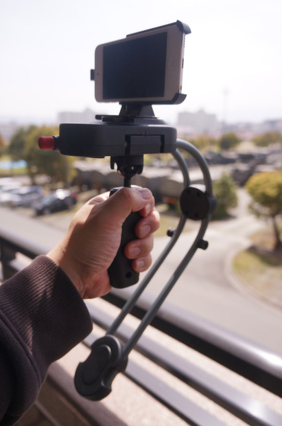 2万円程度で購入できる3軸ジャイロ機構を搭載した「Steadicam Smoothee」。アウトドアの撮影などにもってこいの製品だ。