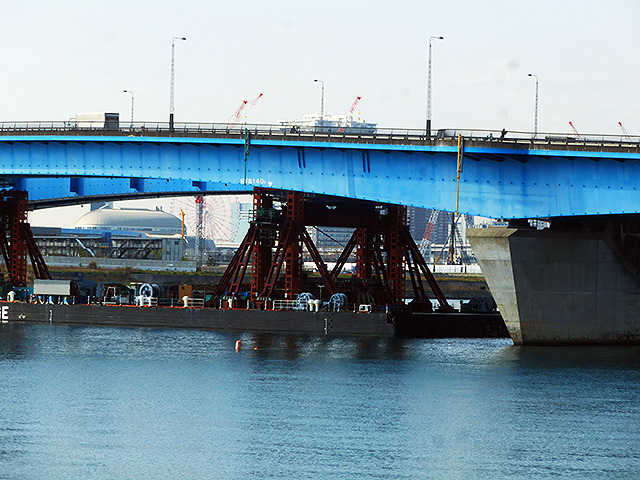 首都高10号晴海線橋桁架設現場（4月22日、7～9時）