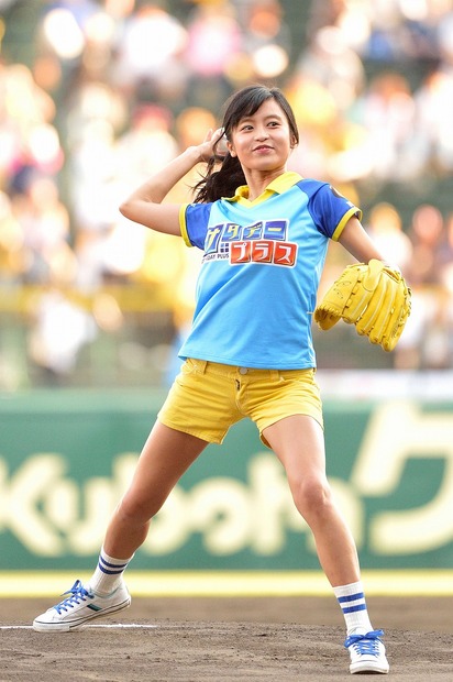 甲子園で始球式に登場した小島瑠璃子