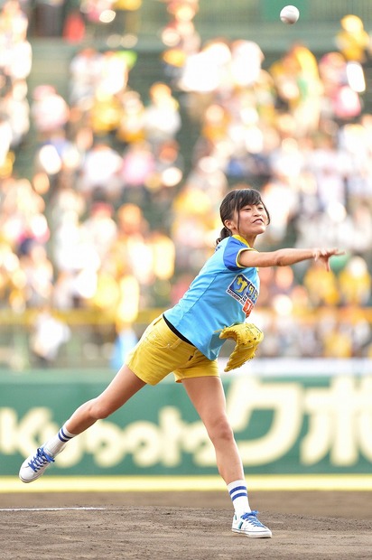 甲子園で始球式に登場した小島瑠璃子